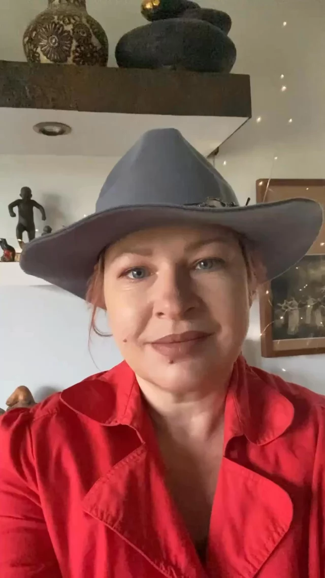 Kilka lat temu śniło mi się, że dolewałam do rzeki ciepłej wody, bo było jej zimno. Grupka ludzi wyśmiewała moje działania, ja jednak nie czułam zawstydzenia, mimo że zdawałam sobie sprawę, jak irracjonalnie wygląda ten mój gest. Wiedziałam jednak, że tak trzeba, że jest w tym Moc. A potem była katastrofa na Odrze. Zadbajmy, by podobne rzeczy nie mogły się wydarzyć. Niech sprawcy nie unikają odpowiedzialności, dajmy Odrze ochronę prawną. Przyjdź na wyprzedaż garażową organizowaną już w tę sobotę przez TOZ Oddział Goleniów Ja zbieram podpisy między 12:30-13:00. Więcej informacji o projekcie ustawy znajdziesz w poprzednich moich postach a także na stronie inicjatywodawców: Osoba Odra #osobaodra