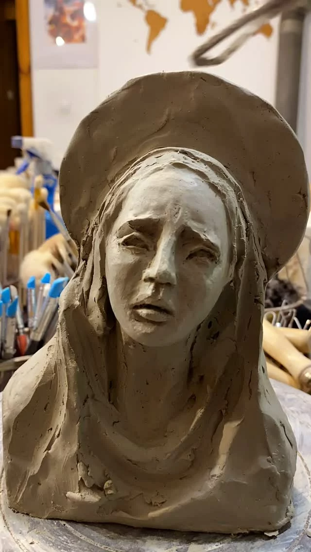 Our Lady of Sorrows – in progress.
A woman confronting pain.
This archetype of presence in suffering, of staying with it, goes beyond religion.
She is a mother, a guardian, a woman initiated through loss.
In Christian tradition, she is known as the Stabat Mater — a symbol of emotional maturity and spiritual strength.
It’s about the capacity to stay with what’s difficult.
To allow the heart to break.